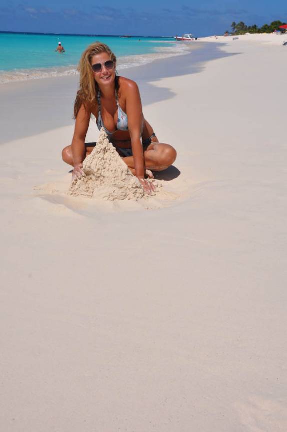 Castelo de areias brancas na praia de Shoal Bay East, em Anguilla (Caribe)